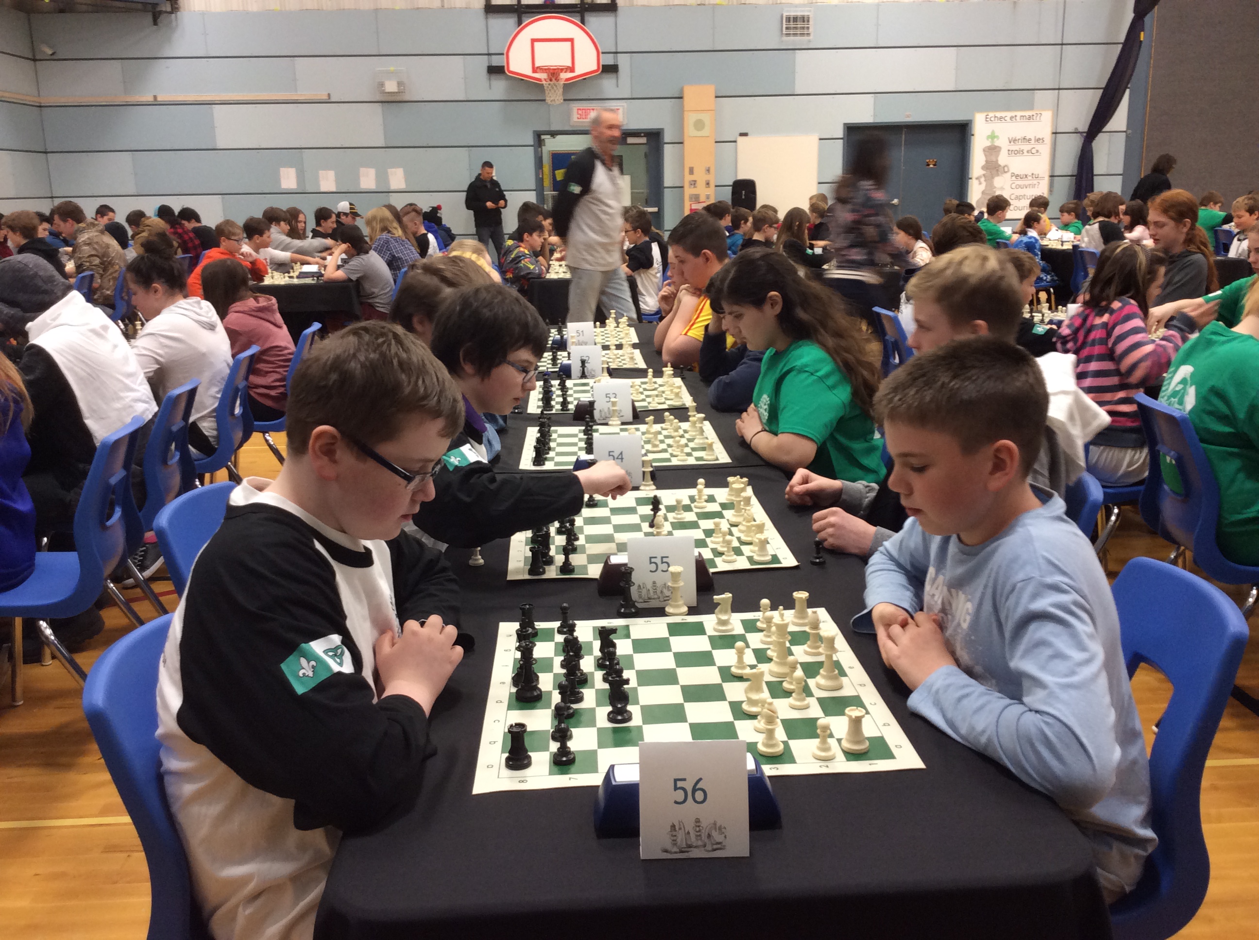 Les élèves participant à des jouttes d'échecs