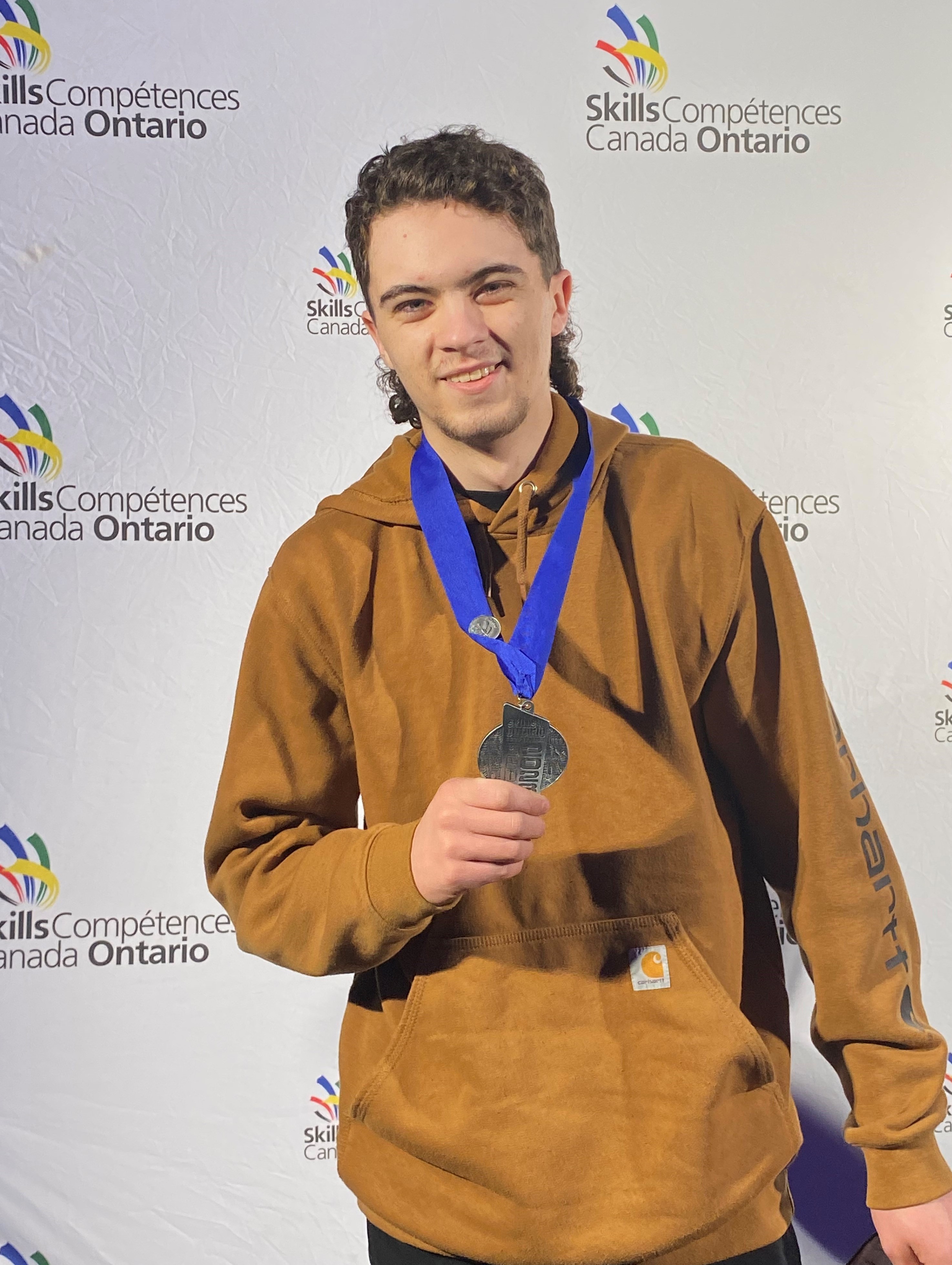 Owen Monette avec une médaille d'argent