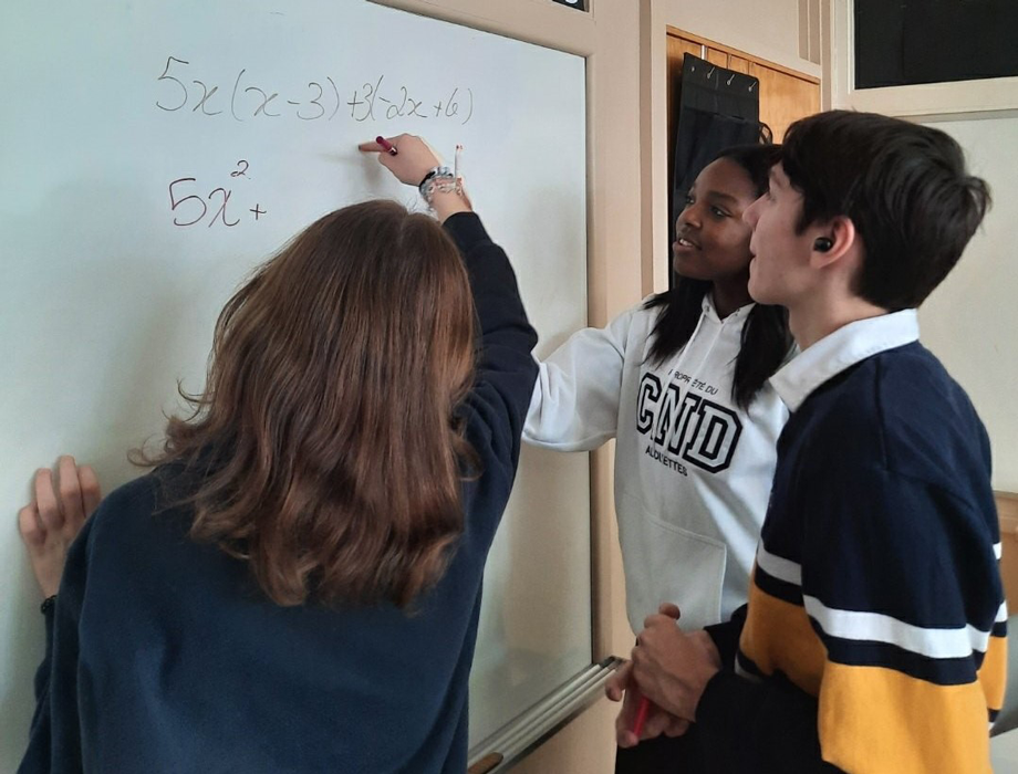 un groupe d'élève résout un problème de math