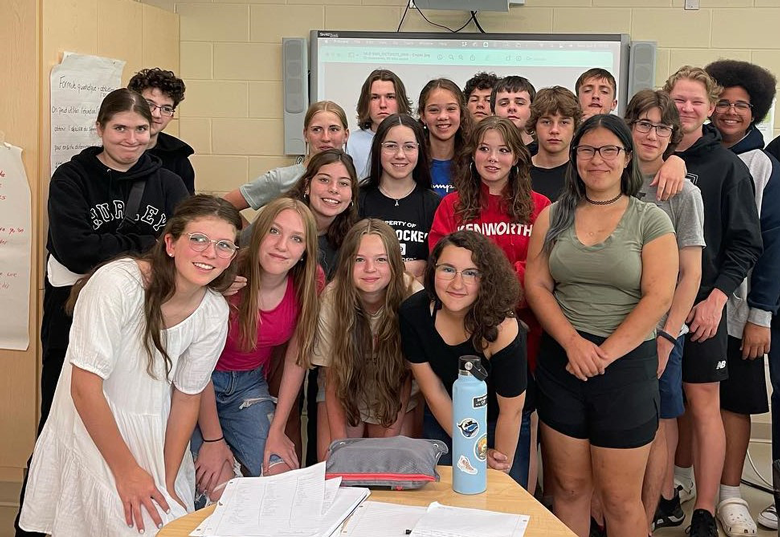 Des élèves pose pour une photo après la réussite du TPCL