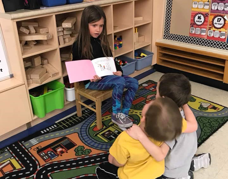 Une élève lie à ces collège de classe