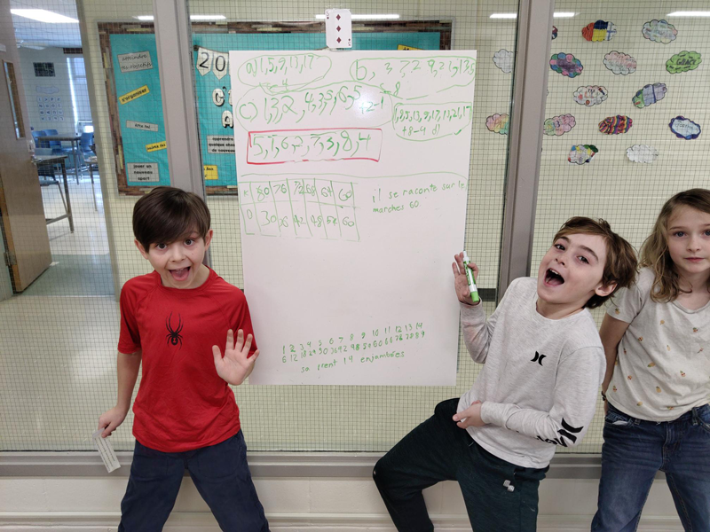 Les élèves font des poses bizarre devant la caméra avec leur problème de math