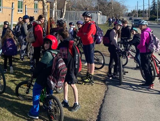 Plusieurs élèves sur leur bicycle près à l'aventure