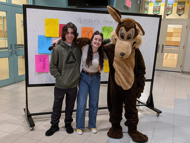 Mascotte de l'école trillium avec deux élève pose pour la caméra