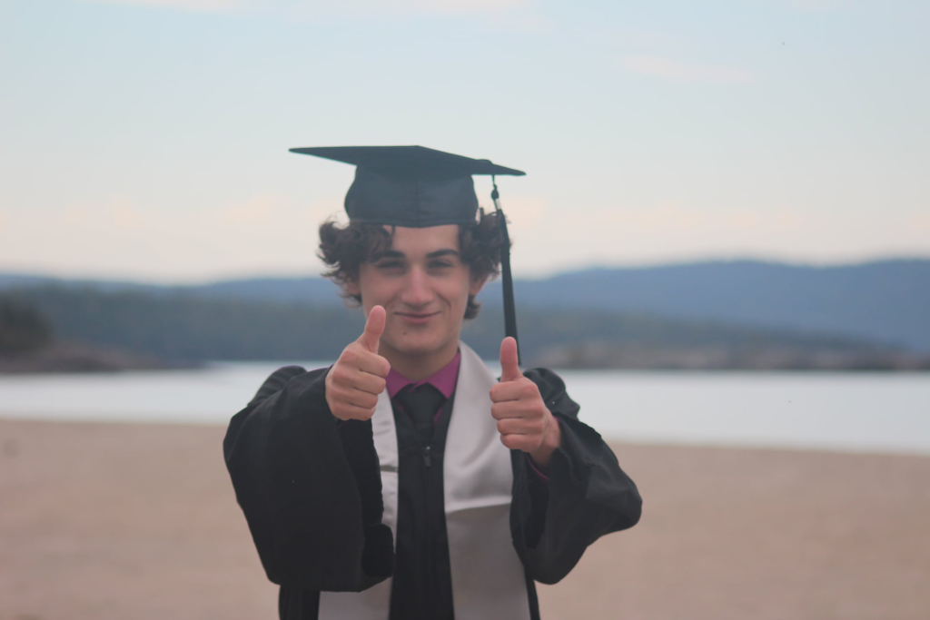 Graduer sur la plage lèvent ces deux pousses à la caméra