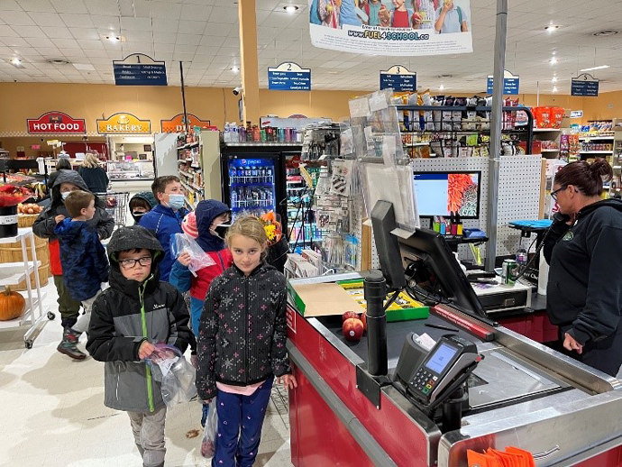 un groupe d'élève à l'épicerie