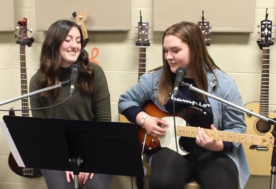 Deux fille pratique leur duo musical