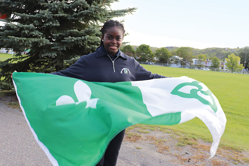 une fille tien le drapeau des franco-ontarien