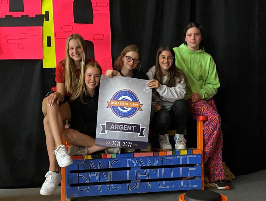 Un groupe d'étudiantes avec le prix argent du certificat de OPHEA pour l'école saines