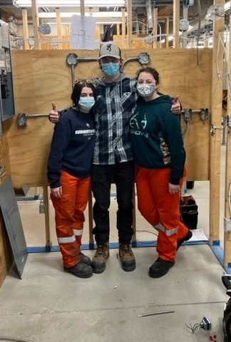 3 étudiants pratique à faire de l'électricité