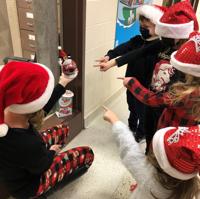 Des élèves pointe à une boule de Noël qui semblent être fait à la main