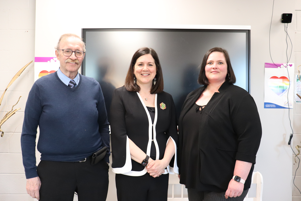 L'honorable Michelle O'Bonsawin avec deux membres du conseil