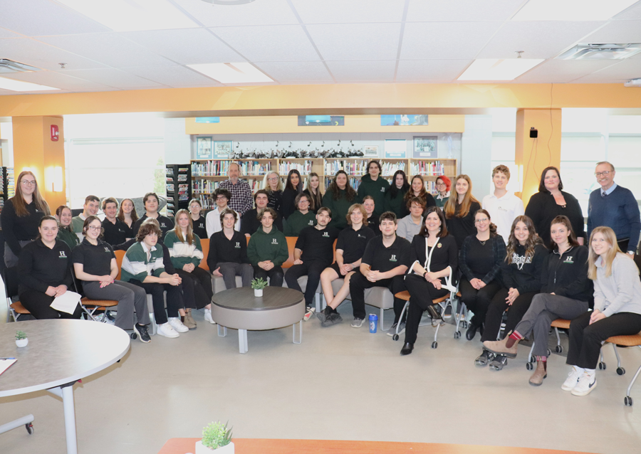 Un groupe d'élève pose pour la caméra avec L'honorable Michelle O'Bonsawin