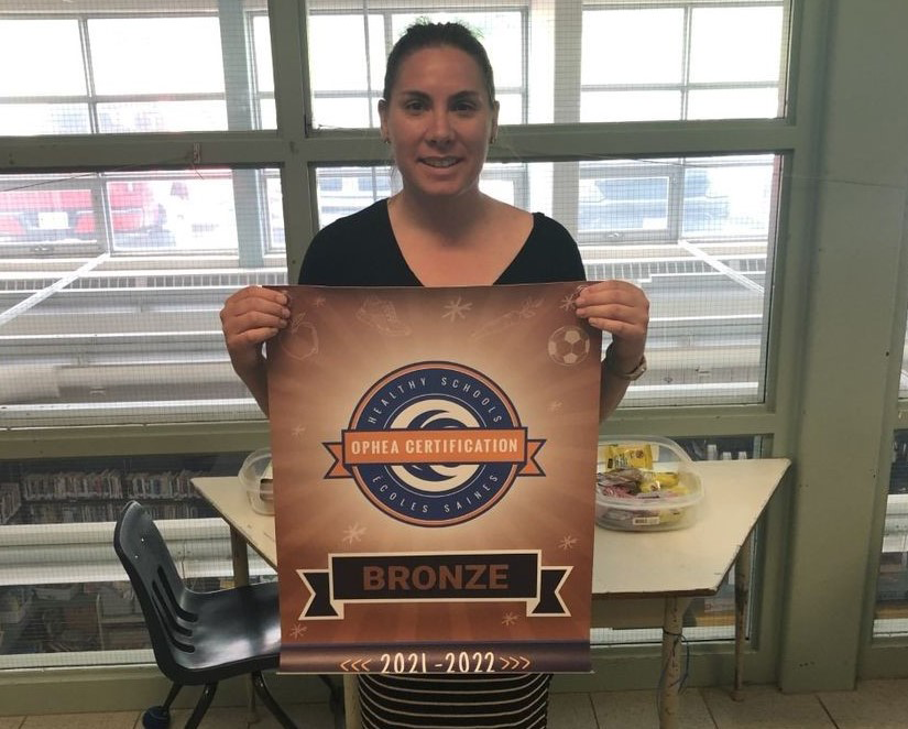 Payne Horner avec le prix bronze du certificat de OPHEA pour l'école saines