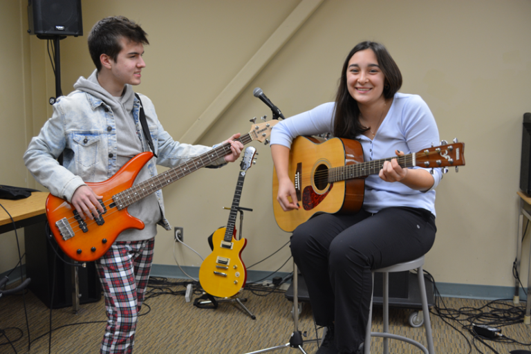 Deux étudiant joue de la guitare