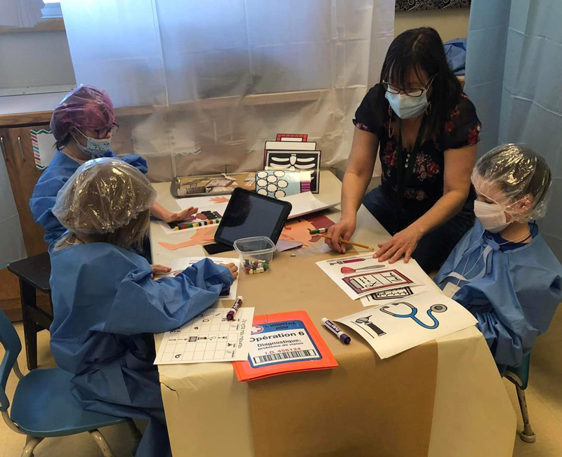 Les élèves joue au doctor avec leur enseignante