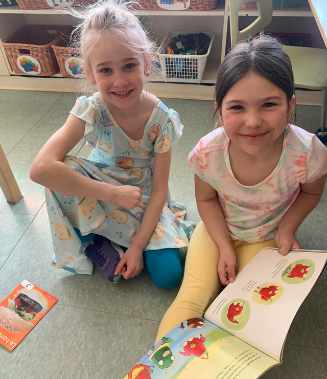 Deux petites filles lisent un livre ensembles