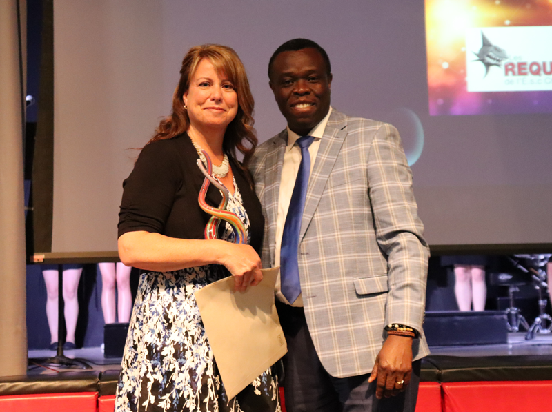 Sherry Mcallister démontre un prix à Jhonel Morvan