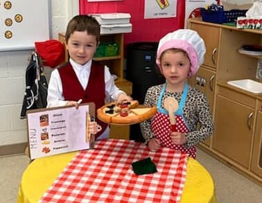 Des élèves de la maternelle joue au restaurent