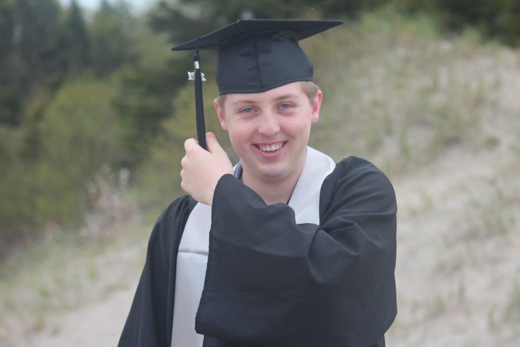 Un graduer content d'avoir graduer