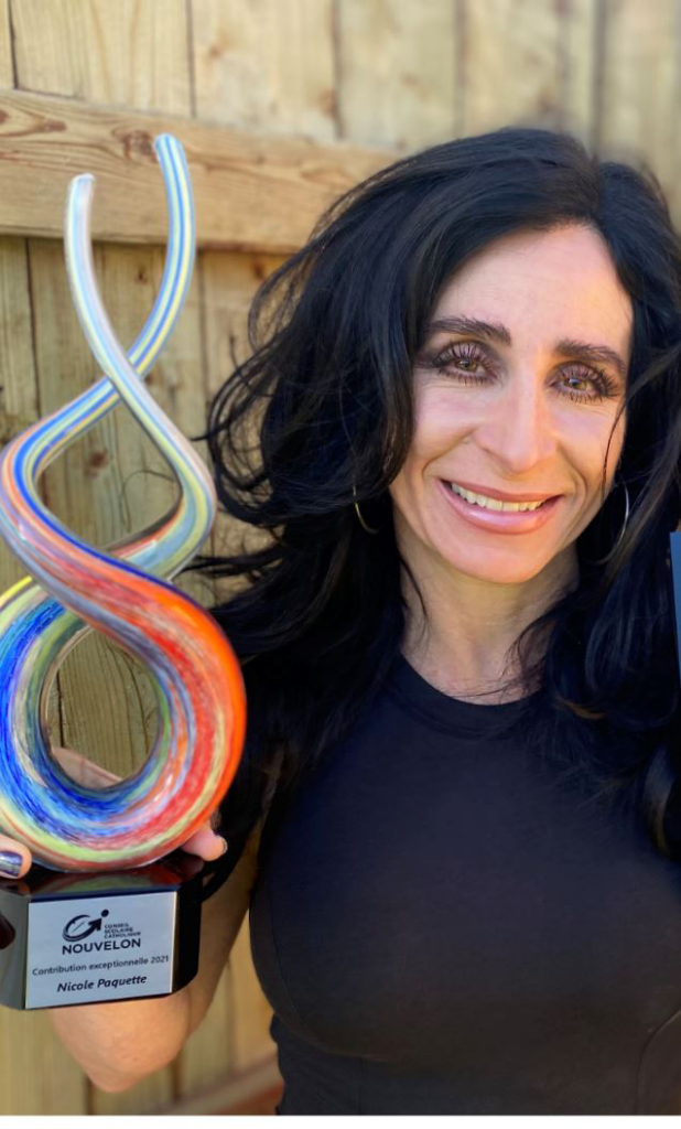 Nicole P. avec son prix de contribution exceptionnelle 2021