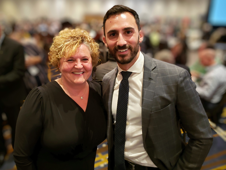 Suzanne Salituri avec le ministre de l'éducation de l'ontario Stephen Lecce