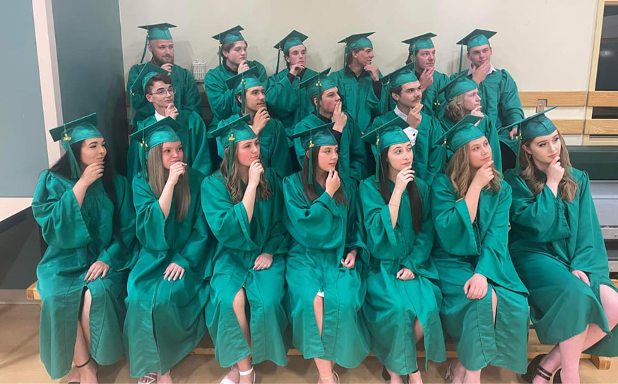 Photo des gradués qui ont tous leur main sur leur menton