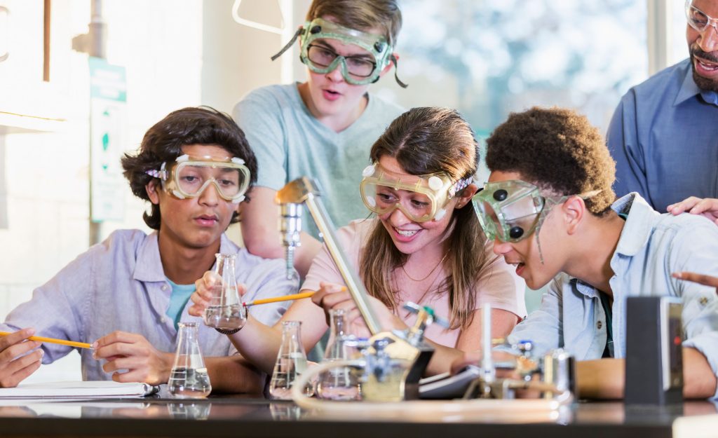 Un group d'étudiant effectue une expérience scientifique
