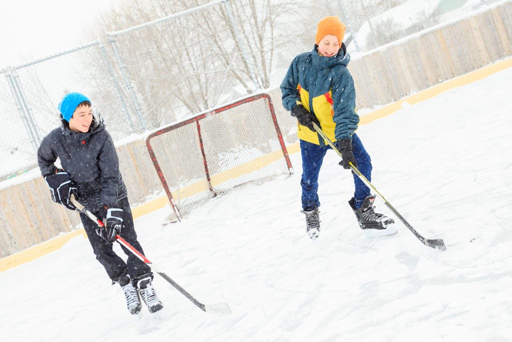 Deux élèves jouent au hockey sur glace