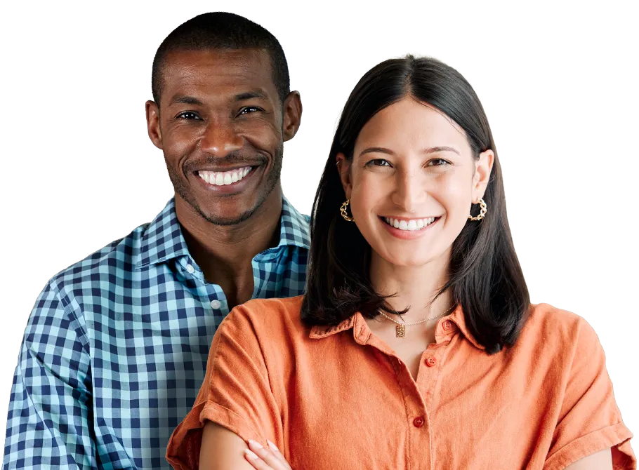 Deux collègues souriants, un homme en chemise à carreaux bleus et une femme en chemise orange, posant côte à côte sur fond clair.